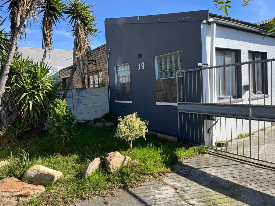 5 Bedroom Property for Sale in Grassy Park Western Cape